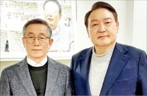 이낙연 캠프 공보단장이었던 정운현 전 국무총리 비서실장 페이스북에 올라온 윤석열 대선 후보(오른쪽)와 정 전 실장 사진. 