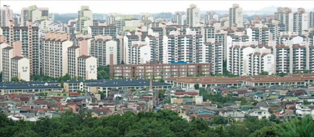 리모델링 사업이 추진되고 있는 경기 고양 일산신도시 주엽동 강선마을. 이곳 14단지가 일산에서 두 번째로 리모델링 조합을 설립했다.  한경DB 