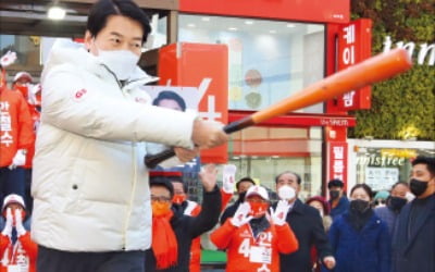 고향 부산 찾은 안철수 '4번 타자' 스윙