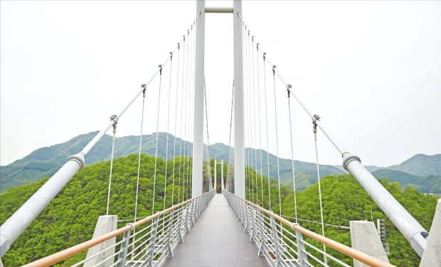 경기 포천 한탄강 비경을 볼 수 있는 하늘다리 전경. 경기도 제공
 