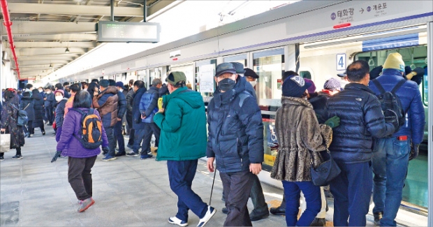 울산 태화강역에서 열차 이용객들이 승하차하고 있다.  울산시 제공 