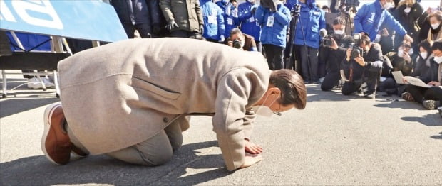 < 충주에서 큰절 > 이재명 더불어민주당 대선 후보가 24일 충북 충주 산척치안센터 앞에서 주민들에게 큰절을 하고 있다.  /연합뉴스 