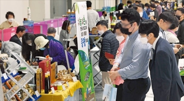 농자재·비료값 등 각종 비용이 증가해 귀촌인들의 부담이 커지고 있다. 한 귀농·귀촌 박람회를 찾은 관람객들이 부스를 돌아보고 있다. 한경DB 