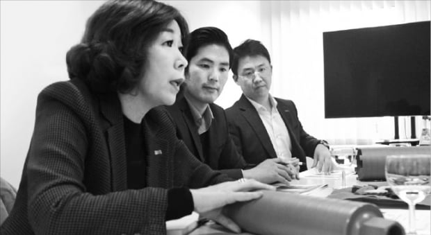 김재희 이화다이아몬드 대표(왼쪽)가 오산 본사에서 제품에 대해 직원들과 토론하고 있다.  이화다이아몬드  제공 