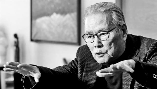 이어령 전 문화부 장관이 2020년 2월 ‘한국인 이야기’ 시리즈 첫 권인《너 어디에서 왔니》를 펴낸 뒤 인터뷰하고 있다. 그는 암 투병 중에도 마지막까지 집필에 몰두해왔다.  파람북 제공 