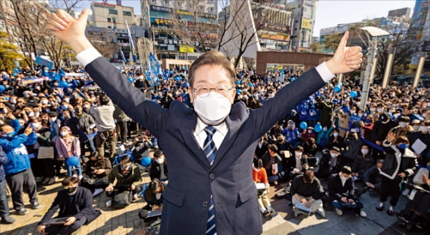 이재명 더불어민주당 대선 후보가 27일 경남 창원 유세에서 지지를 호소하며 엄지손가락을 치켜 든 채 두 손을 들어 올리고 있다.   연합뉴스 