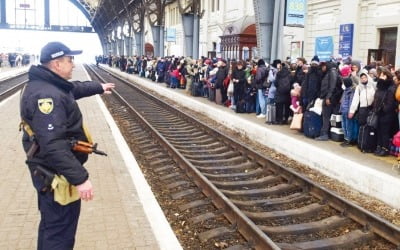 [포토] 폴란드行 ‘피란 열차’ 기다리는 우크라이나인들 