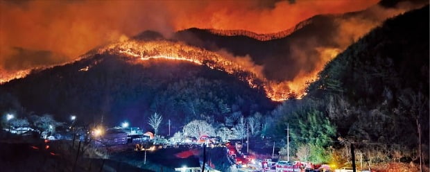 < 민가까지 위협하는 산불 > 28일 오후 8시께 경북 고령군 인근 야산으로 불길이 번지고 있다. 이 불은 오후 2시께 경남 합천군의 한 야산에서 시작됐으며 불길이 남서풍을 타고 북동쪽으로 이동하며 도 경계를 넘어 인접한 고령군 쌍림면까지 확산했다.  연합뉴스 