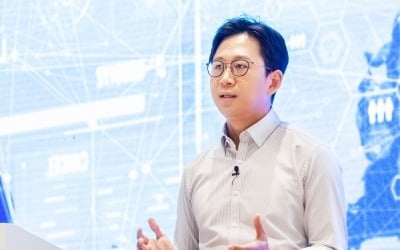 박윤희 손잡고 뉴욕패션위크 진출한 디자이너, AI 휴먼 '틸다'였네