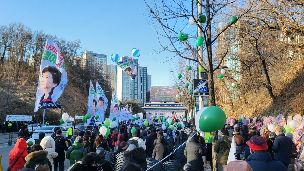 박근혜 전 대통령 71번째 생일…병원 앞 지지자 500여명 집결(종합)