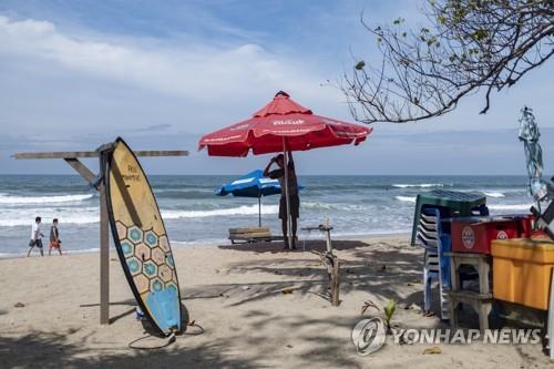 발리에 코로나 사태 후 첫 직항기 도착…관광업계 '숨통'