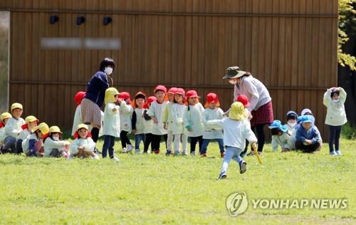 日, 2세이상 마스크 착용 권장 "비현실적"…연령 명시 않기로