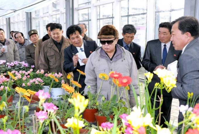 백두산 밀영 르포에 화보특집까지…북, 김정일 생일 띄우기