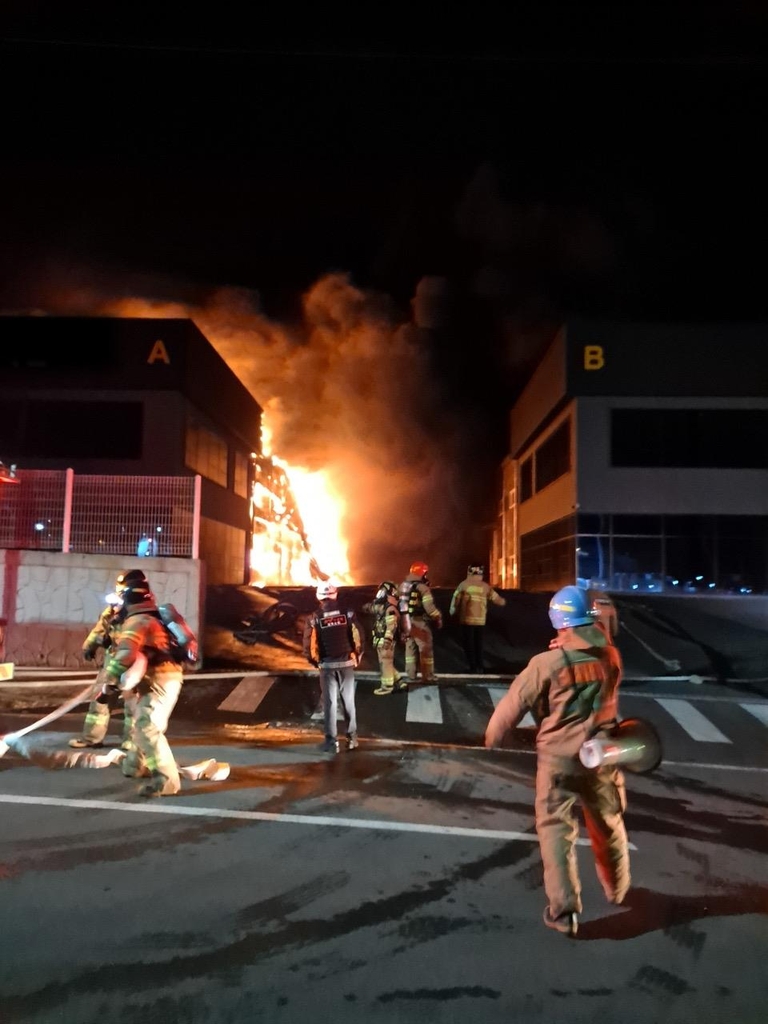 경산 야적장 불, 공장 10개 동으로 번져…"큰 불길 잡아"(종합)