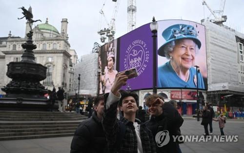 영국 여왕 "찰스 왕위 오르면 며느리 커밀라도 '왕비' 인정받길"(종합)