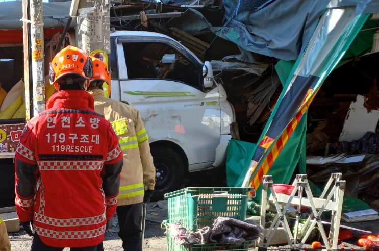 인천서 1t 화물차, 과일가게로 돌진…부주의 추정