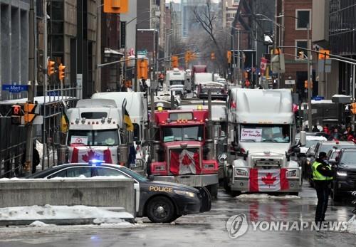 캐나다, 백신 반대 시위 트럭들 견인도 못해 골치…업체서 거부