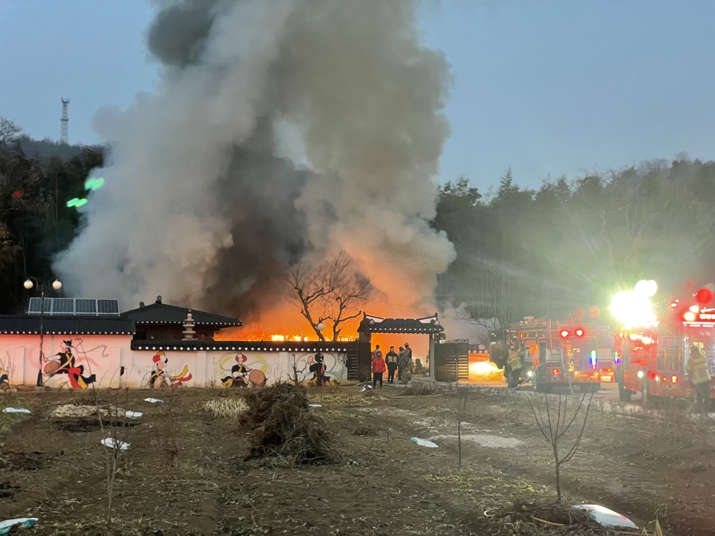 군산 주택서 불…인명 피해 없어