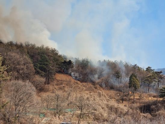 충북 영동·옥천서 잇단 산불…임야 1㏊ 태워(종합)