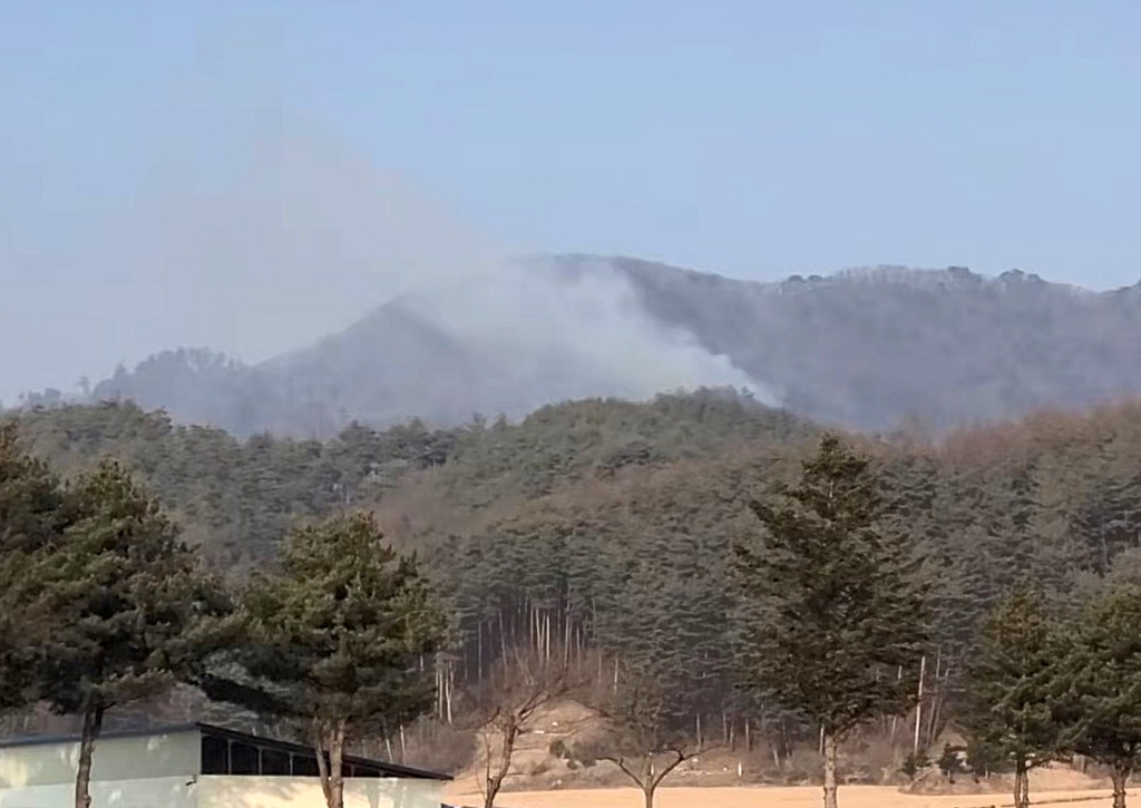 강원 평창서 산불…헬기 2대·70명 투입해 진화 중