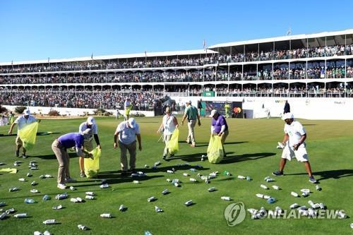 '골프 해방구'에 이틀 연속 맥주캔 투척…오르티스, 홀인원