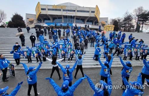 "정책도 예의도 몰라" vs "좌파독재 종식을" 충북 여야 출정식