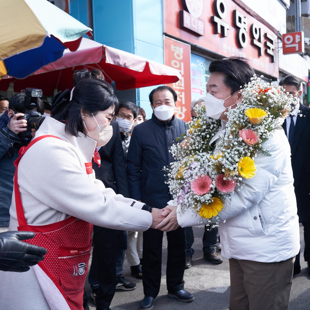 [후보 24시] 김밥 한줄 들고 보수 심장부 들어간 안철수…"9회말 4번 타자"