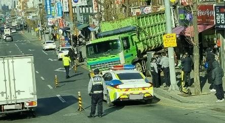 광명서 쓰레기 수거차량 상가에 충돌…부상자 없어