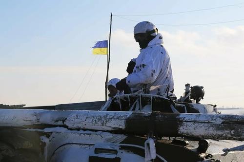Forças do governo ucraniano e rebeldes pró-Rússia lutam pela responsabilidade pelo ataque preventivo em Donbass (2 relatórios abrangentes)
