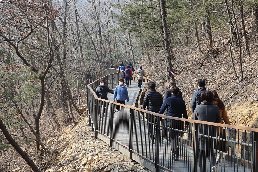 '국내 최장' 인천 만수산 무장애길 입소문 타고 북적