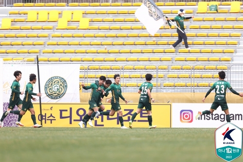 K리그2 막내구단 김포, 프로 데뷔전서 광주 2-1 격파 이변(종합)