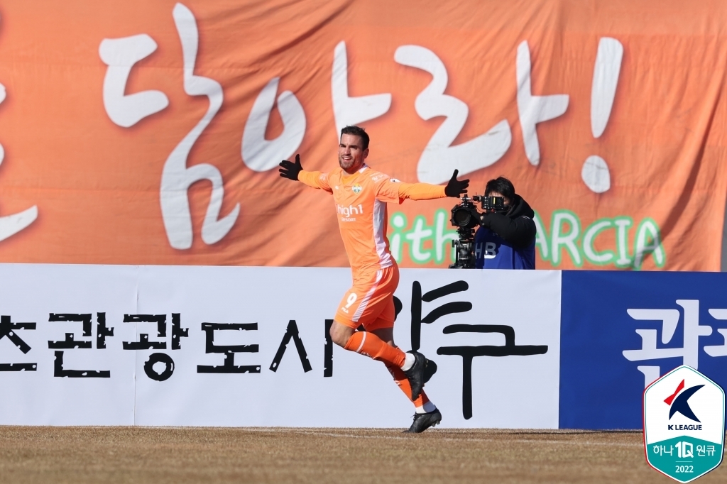 '임상협 PK·허용준 2골' 포항, 우승하겠다는 제주 3-0 완파