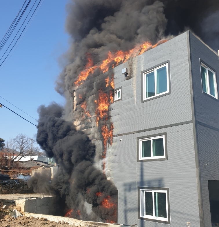 옥천 건물 신축현장서 불…용접 중 발화 추정