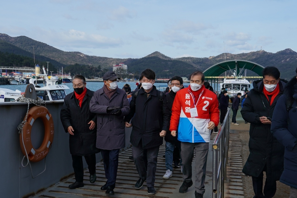 흑산도 간 이준석, 공항 약속하며 "호남서 민주당과 경쟁"