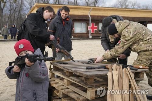 우크라, 자국 전역에 국가비상사태 선포하기로