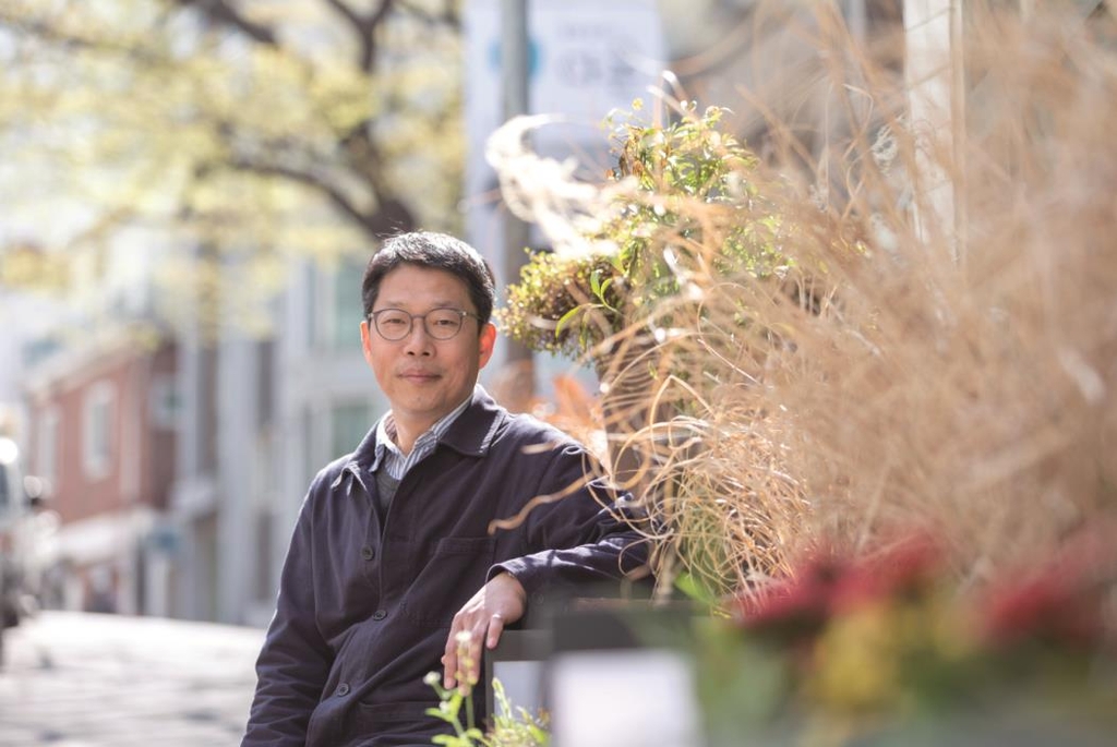 문태준 시인 "자연에서 받아쓴 시, 서정의 변화 들어있죠"