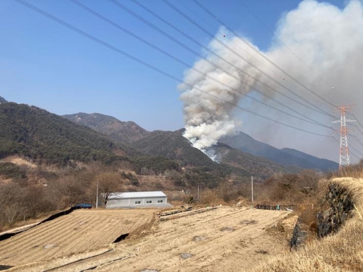 함양 야산서 불, 3㏊ 태워…헬기 투입 진화 중