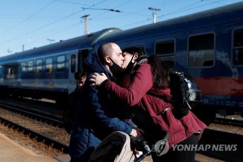 [우크라 침공] 유엔 "민간인 최소 64명 사망…36만8천 명 피란"