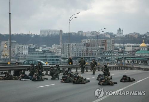 [우크라 침공] 결사 항전 부딪힌 러, 회담 추진 중 '핵 위협'