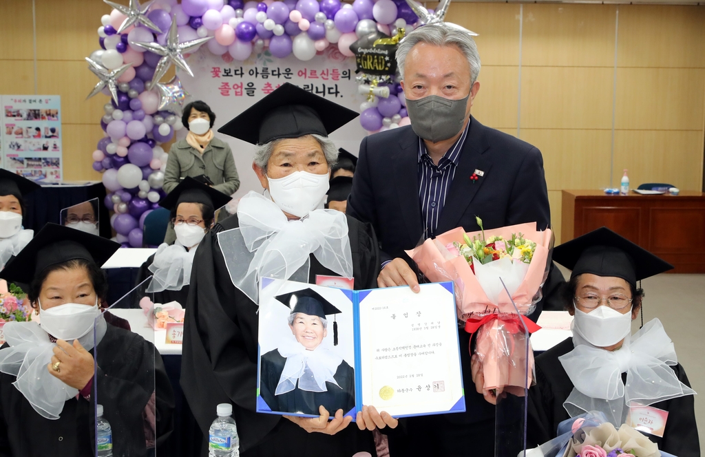 "한글교실 만난 건 축복"…하동 할머니 13명의 특별한 졸업식