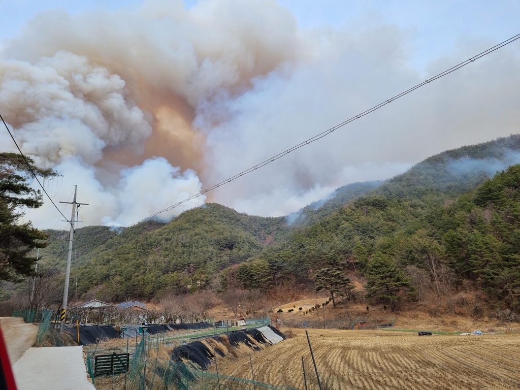 합천 율곡면 야산 화재…헬기 15대 떠 진화