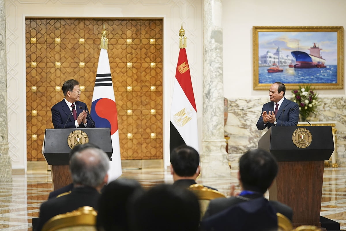 문 대통령이 지난달 20일 한-이집트 정상회담 이후 공동언론발표를 하고 있다. (청와대 제공)