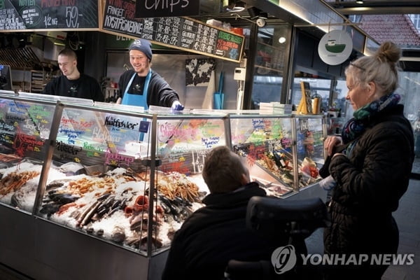 "마스크 벗고 방역패스 폐지"…유럽 '오미크론 공존' 시도