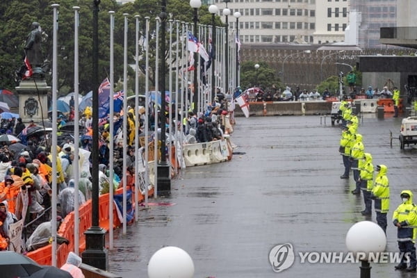 해산하라고 '아기상어' 틀었더니…수백명 시위대 '율동'