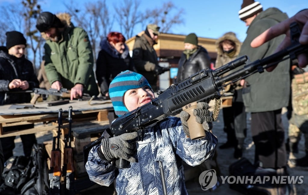 총드는 노인·어린이...지도층 전세기 탈출 행렬