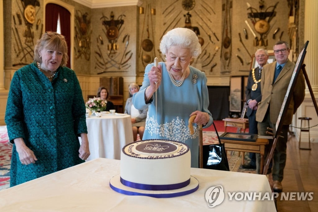 95세 영국 여왕 확진…"가벼운 감기증상, 업무 계속"