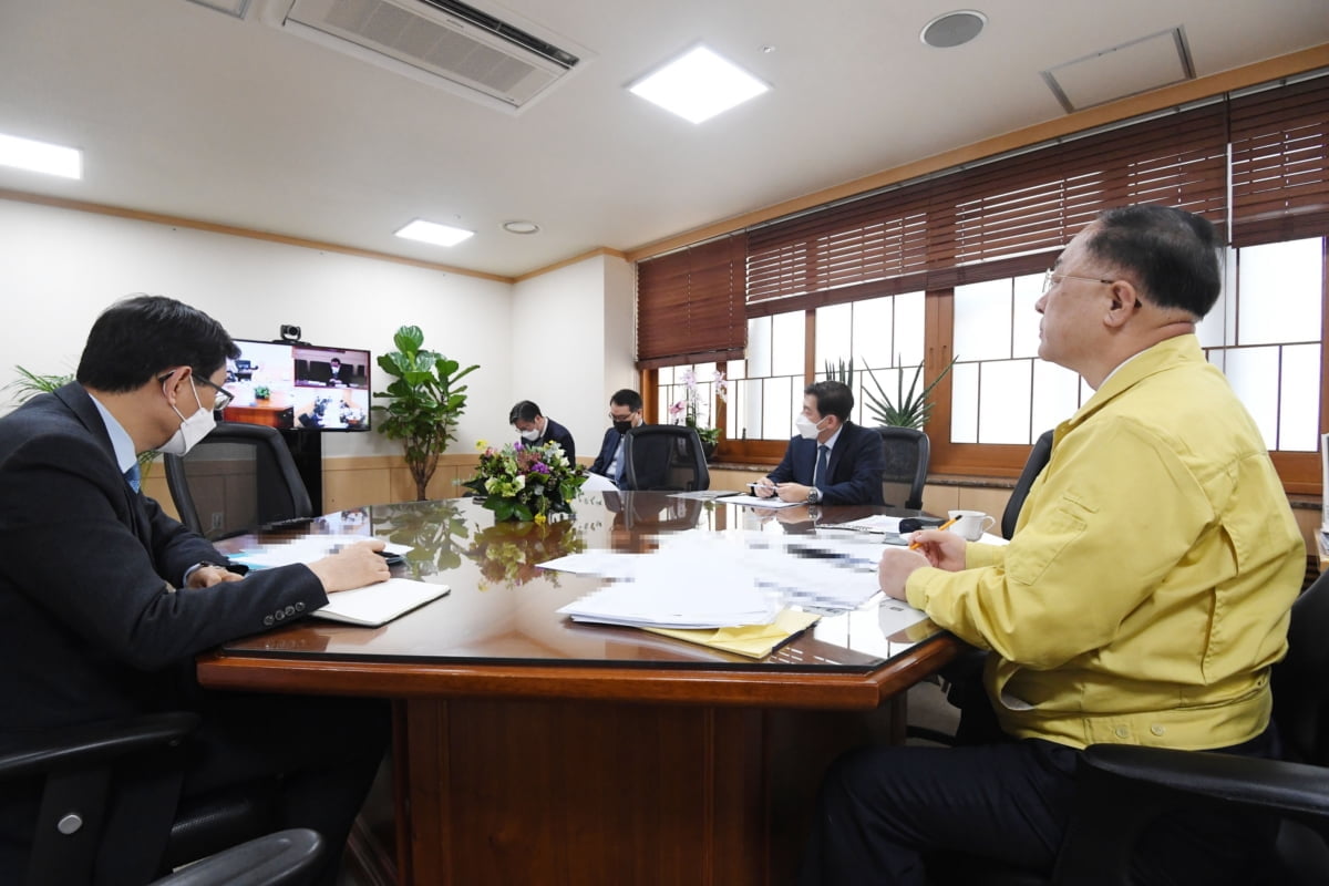 홍남기 "내달 3일 소상공인 대출 상환유예 문제 결정"