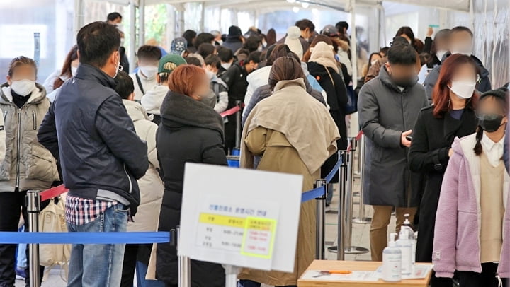 오후 9시 확진자 16만명 육박..."2주전 보다 4배 급증"