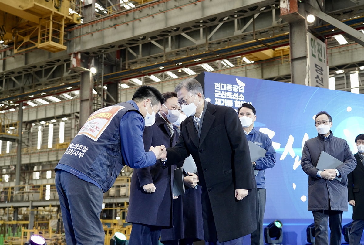 군산조선소 재가동...文 “조선업 완전한 부활”