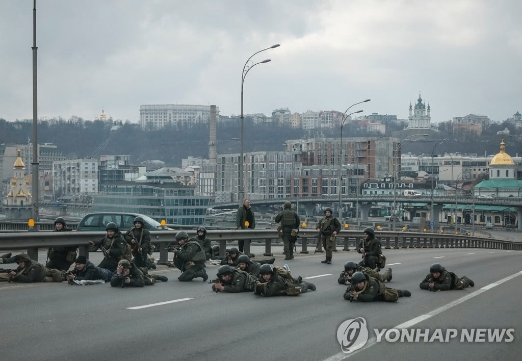 "러 병력, 키예프 외곽 30㎞ 접근"…우크라군 필사 저항